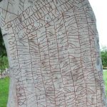 Detalle de piedra con runas en Suecia En buenas manos Tarot Gratis El Arcano blog tarot canal