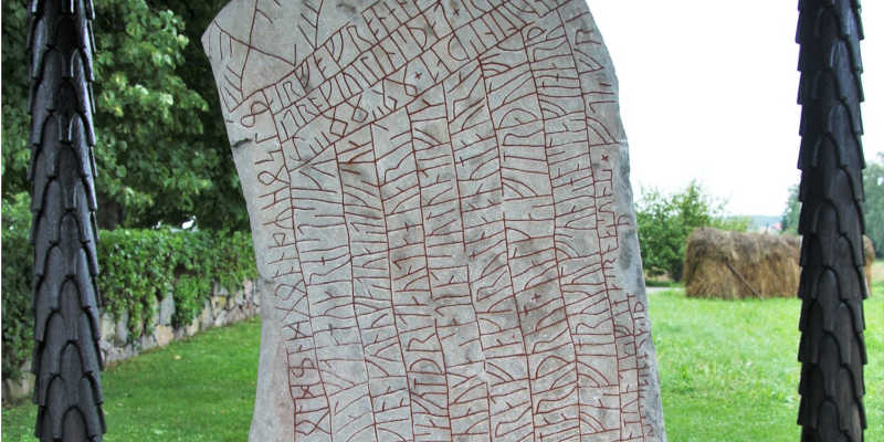 Detalle de piedra con runas en Suecia