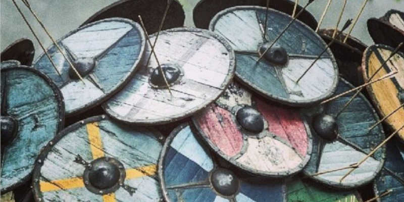 Escudos de colores variados en formación de erizo