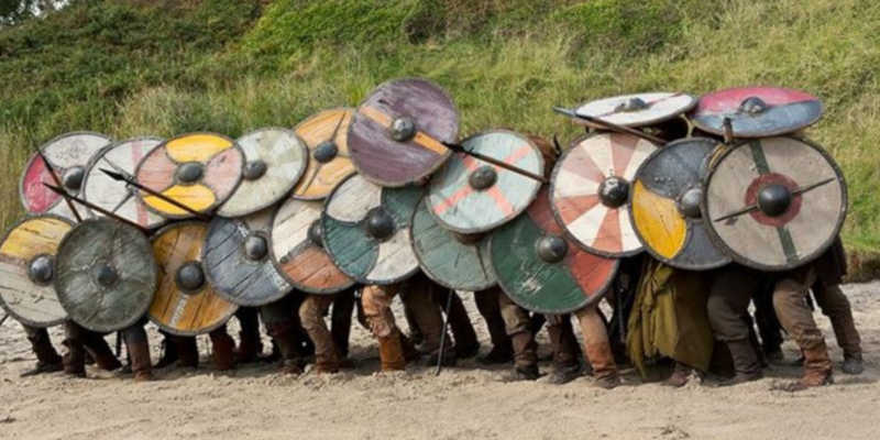 Formación muro de escudos en la serie televisiva Vikings wiki wikipedia