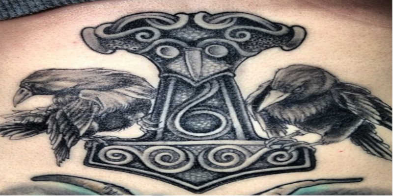 Mjolnir con cuervos tatuado en espalda