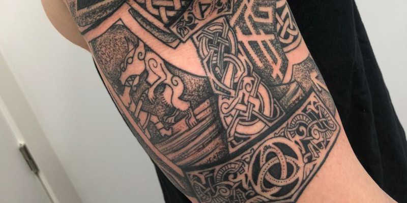 Tatuaje tribal con motivos vikingos