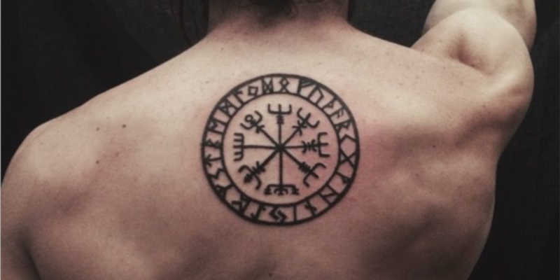 Tatuaje de símbolo Vegvísir brújula